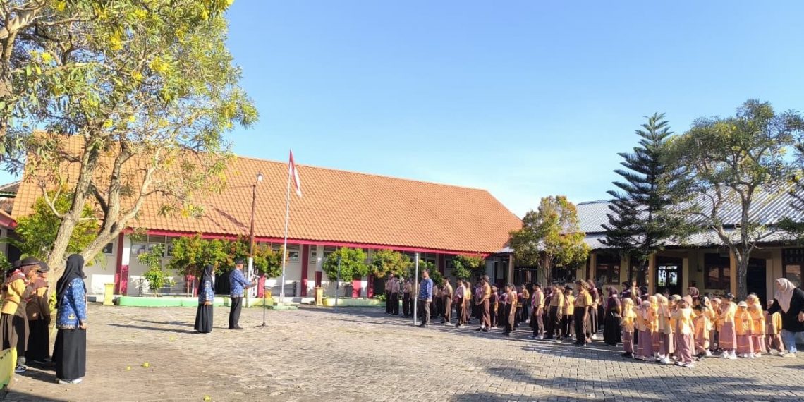 Refleksi Hardiknas di SDN 94 Gresik: Harmoni Batik Korpri dan Pramuka dalam Balutan Khidmat