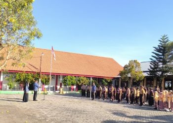 Refleksi Hardiknas di SDN 94 Gresik: Harmoni Batik Korpri dan Pramuka dalam Balutan Khidmat