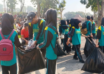 Pasukan Semut MKKS SMK Swasta Sidoarjo Wujudkan Aksi Nyata Peduli Lingkungan di CFD