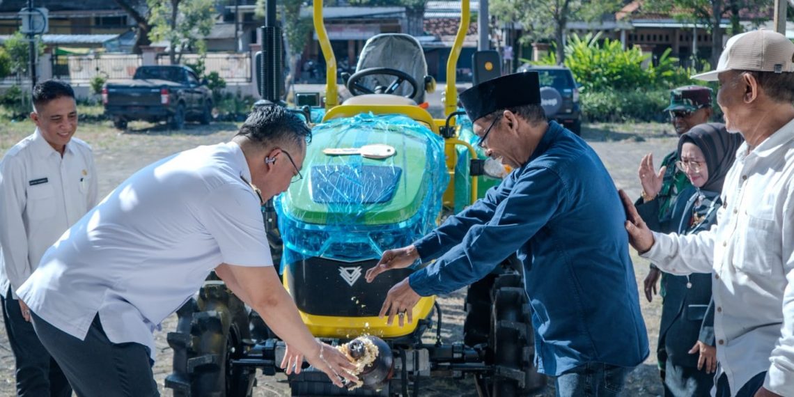 Serahkan Bantuan Alsintan dari Kementerian Pertanian RI, Wabup Alif Dorong Modernisasi Pertanian di Gresik