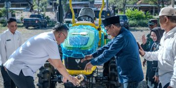 Serahkan Bantuan Alsintan dari Kementerian Pertanian RI, Wabup Alif Dorong Modernisasi Pertanian di Gresik