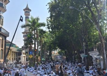 Ratusan Ribu Jamaah Banjiri Haul ke-71 Habib Abu Bakar Assegaf di Gresik