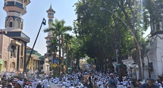 Ratusan Ribu Jamaah Banjiri Haul ke-71 Habib Abu Bakar Assegaf di Gresik