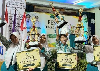 Siswa SMP Negeri 5 Sidoarjo Ceria Bawa 4 Piala FTBI 2026
