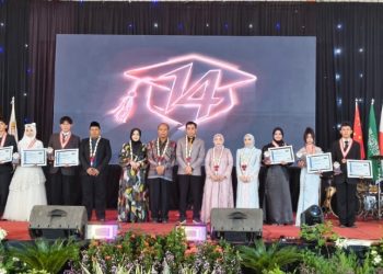 SMP Sepuluh Nopember Melepas Siswanya dengan Penuh Rasa Syukur dan Keharuan
