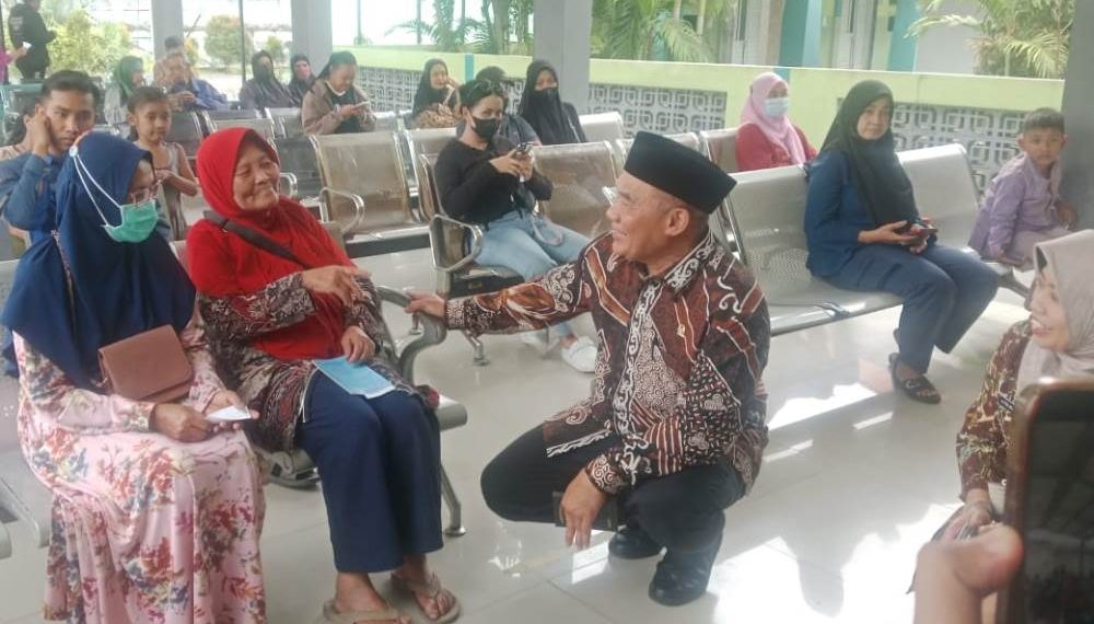 Ketua Kelompok Fraksi (Kapoksi) Komisi VII DPR RI Fraksi Partai Gerindra, Ir. H. Bambang Haryo Soekartono, M.I.Pol, saat berdialog dengan pasien di Puskesmas Krian, Kabupaten Sidoarjo.jpg