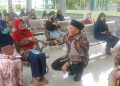 Ketua Kelompok Fraksi (Kapoksi) Komisi VII DPR RI Fraksi Partai Gerindra, Ir. H. Bambang Haryo Soekartono, M.I.Pol, saat berdialog dengan pasien di Puskesmas Krian, Kabupaten Sidoarjo.jpg