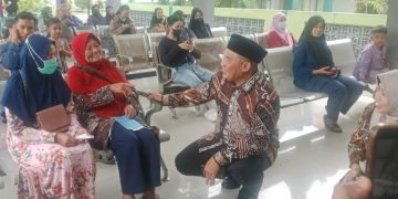 Ketua Kelompok Fraksi (Kapoksi) Komisi VII DPR RI Fraksi Partai Gerindra, Ir. H. Bambang Haryo Soekartono, M.I.Pol, saat berdialog dengan pasien di Puskesmas Krian, Kabupaten Sidoarjo.jpg