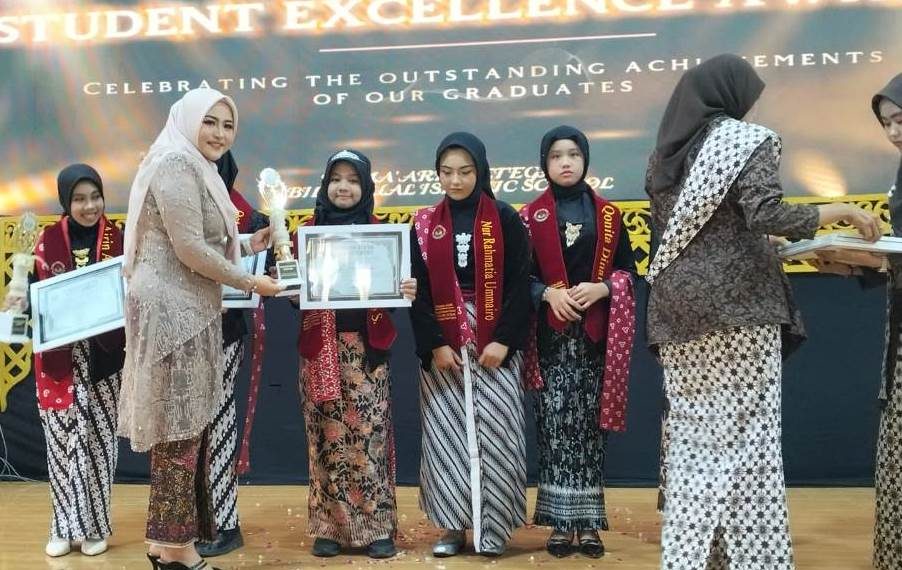MI Ma’arif Ketegan Sidoarjo Usung Budaya Nusantara dan Semangat Global dalam Farewell Ceremony 2026, Lepas 106 Siswa