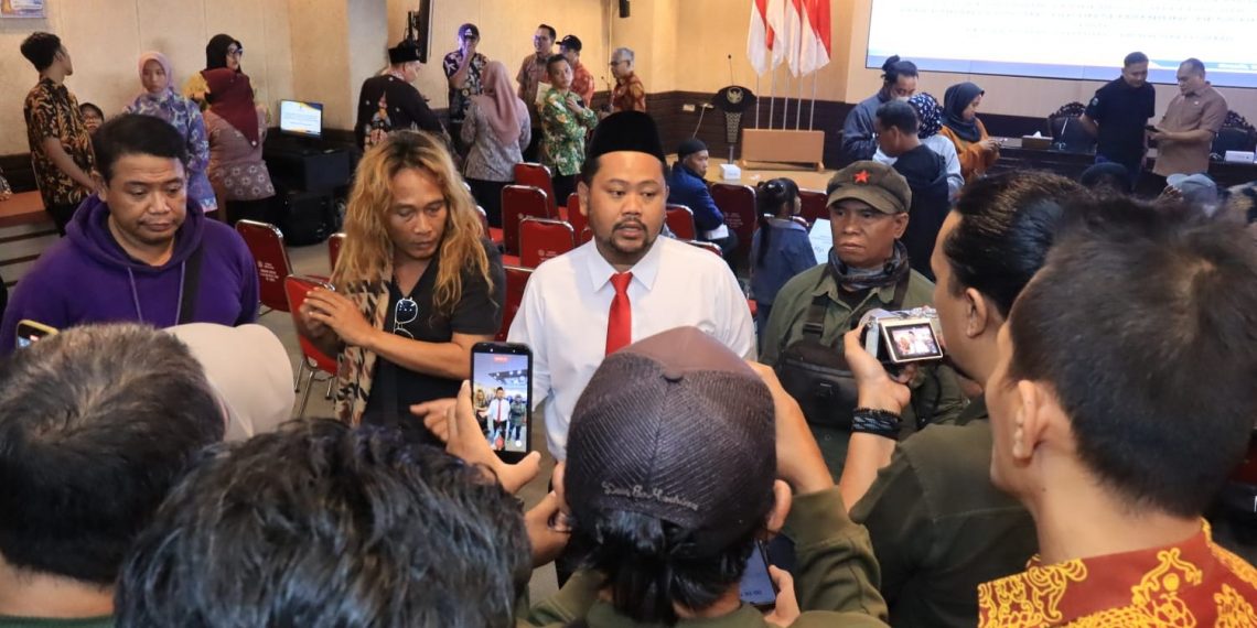 Clear, Pasca-Penertiban Bupati Gresik Akhirnya Berikan Bantuan Stimulan Usaha dan Lahan Baru untuk PKL Semambung