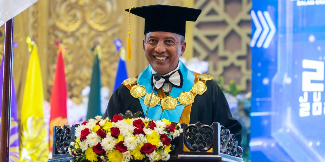 Kukuhkan 1.503 Wisudawan, Inilah Tiga Pesan Penting Rektor Cak Hasan