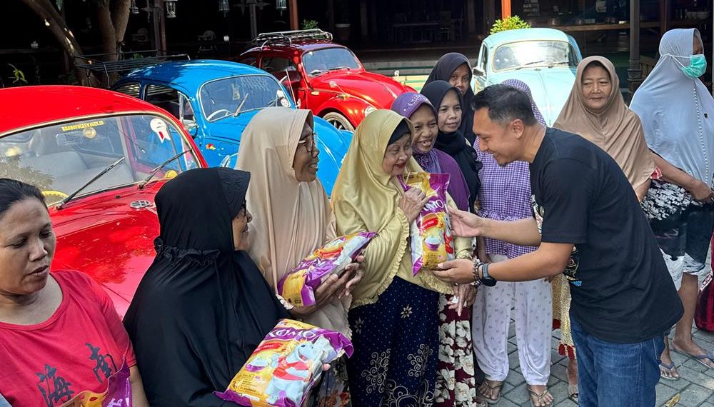 Rayakan World Wide Beetle Day, Korwil VW Jatim Beri Santunan Kaum Dhuafa dan Para Janda