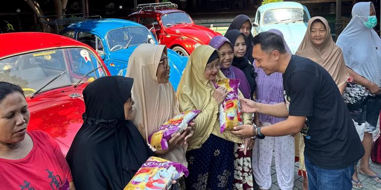 Rayakan World Wide Beetle Day, Korwil VW Jatim Beri Santunan Kaum Dhuafa dan Para Janda