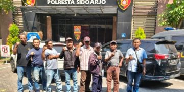 Tagih Janji Penuntasan Korupsi BLTS Kesra, Warga Banjarkemantren Geruduk Mapolresta Sidoarjo