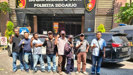 Tagih Janji Penuntasan Korupsi BLTS Kesra, Warga Banjarkemantren Geruduk Mapolresta Sidoarjo
