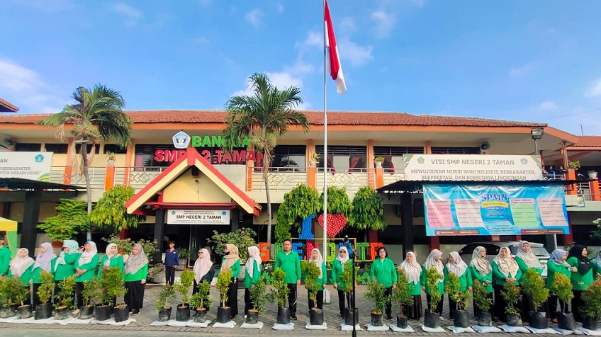 SMP Negeri 2 Taman Dukung ‘Gerakan Sidoarjo Asri’ Tanam Pucuk Merah Serentak