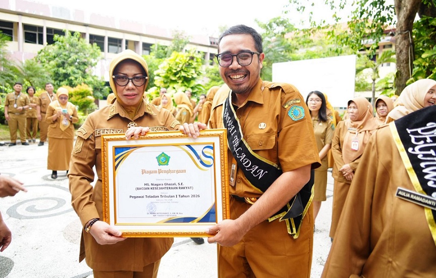 Sekda Sidoarjo Beri Apresiasi, Penghargaan Untuk Tiga Pegawai Teladan