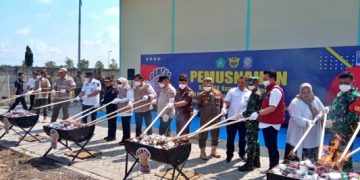 Sebabkan Kerugian Negara Hingga Rp 8,8 Milyar, Bea Cukai Bersama Satpol PP Sidoarjo Musnahkan 9 Juta Batang Rokok Ilegal