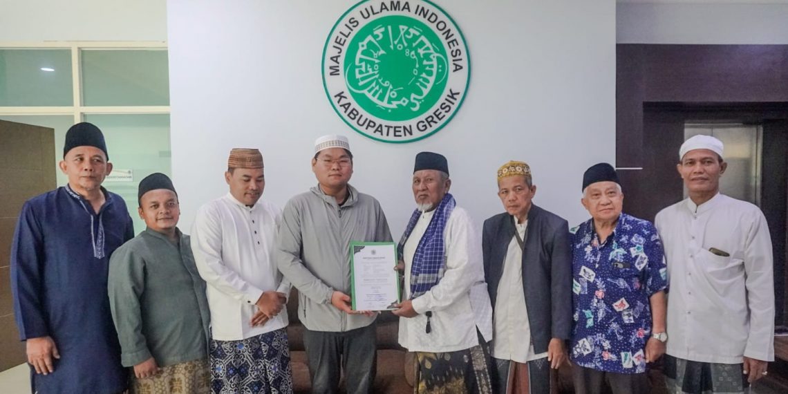 MUI Gresik Bimbing Ikrar Mualaf Warga China, Kiai Rofiq Tekankan Belajar Syariat dan Akhlak