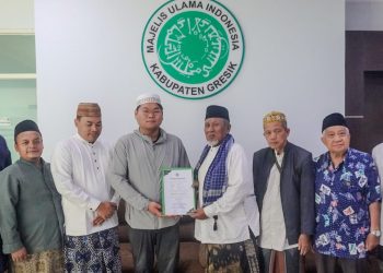 MUI Gresik Bimbing Ikrar Mualaf Warga China, Kiai Rofiq Tekankan Belajar Syariat dan Akhlak