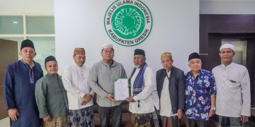 MUI Gresik Bimbing Ikrar Mualaf Warga China, Kiai Rofiq Tekankan Belajar Syariat dan Akhlak