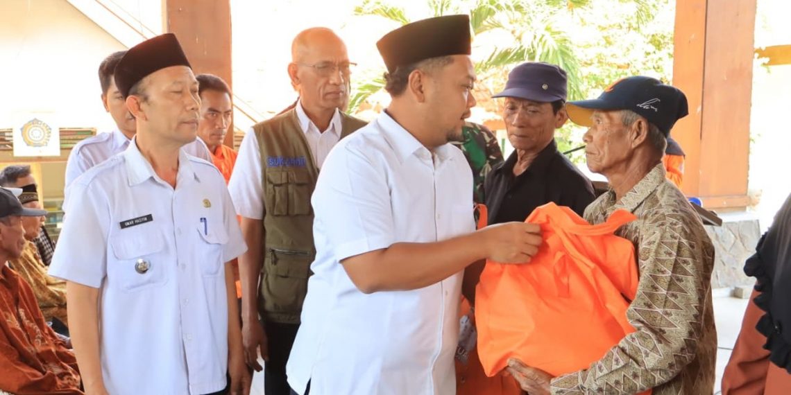 Dampak Kekeringan, Bupati Yani Serahkan Bansos kepada 1.177 Petani Gagal Panen