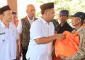 Dampak Kekeringan, Bupati Yani Serahkan Bansos kepada 1.177 Petani Gagal Panen