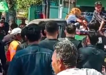 Warga Gulomantung Demo Kantor Camat Kebomas: Tolak Operasional Perusahaan Logam, Khawatir Gangguan Lingkungan dan Kesehatan