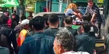 Warga Gulomantung Demo Kantor Camat Kebomas: Tolak Operasional Perusahaan Logam, Khawatir Gangguan Lingkungan dan Kesehatan