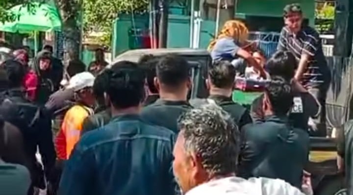 Warga Gulomantung Demo Kantor Camat Kebomas: Tolak Operasional Perusahaan Logam, Khawatir Gangguan Lingkungan dan Kesehatan