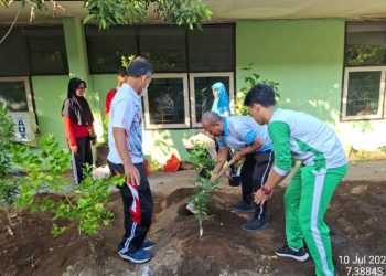 Pra MPLS SMA Negeri 1 Gedangan Lakukan Gerakan Penghijauan Lingkungan