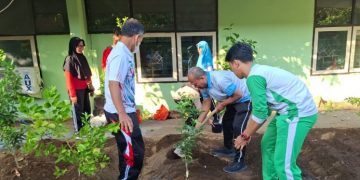 Pra MPLS SMA Negeri 1 Gedangan Lakukan Gerakan Penghijauan Lingkungan