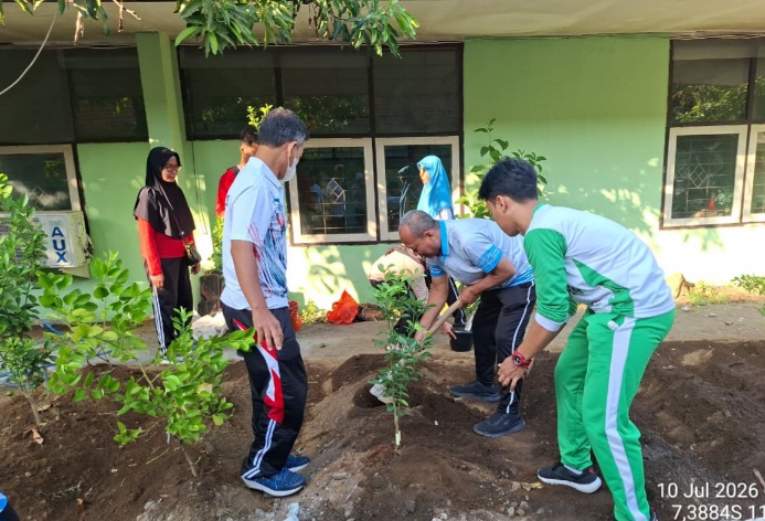 Pra MPLS SMA Negeri 1 Gedangan Lakukan Gerakan Penghijauan Lingkungan