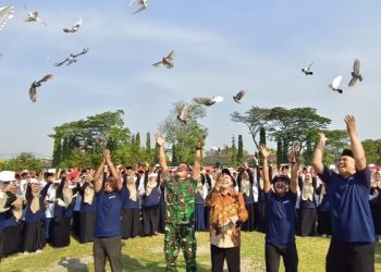 Siswa SMK YPM 8 Sidoarjo Jalani ‘Retreat’ di Kompi Kavaleri 3 Panser Sidoarjo
