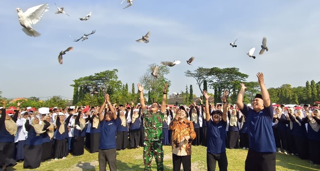 Siswa SMK YPM 8 Sidoarjo Jalani ‘Retreat’ di Kompi Kavaleri 3 Panser Sidoarjo