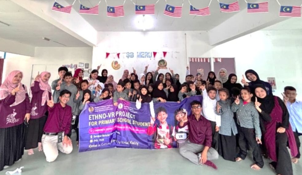 Tim PKM Unesa Berkolaborasi dengan Untan, Kenalkan ‘Etno-VR’ di Sanggar Belajar Meru Selangor, Malaysia