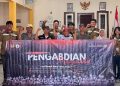 Demi Keselamatan di Jalan, HMPT UNESA Pasang Kaca Cembung di Desa Manukan Kulon