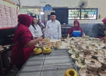 Kunjungi Perajin Kue Bolu Minul, Bambang Haryo Tegaskan Program KUR Dukung Pengembangan Usaha UMKM