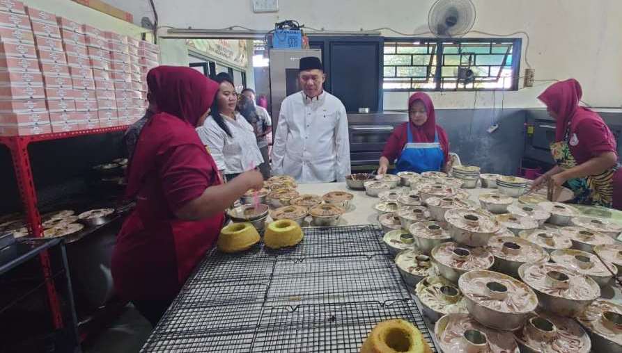 Kunjungi Perajin Kue Bolu Minul, Bambang Haryo Tegaskan Program KUR Dukung Pengembangan Usaha UMKM