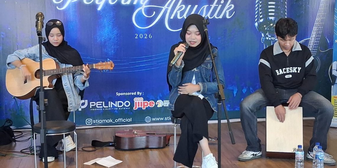 STIAMAK Perform Akustik SMA Se-Surabaya