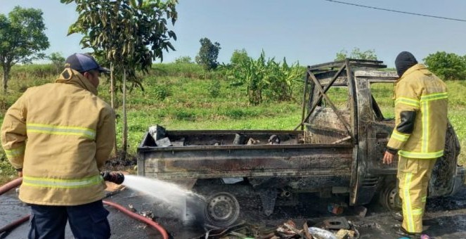 Mobil Pikap Terbakar di Kedamean, Sopir Selamat, Muatan Ludes