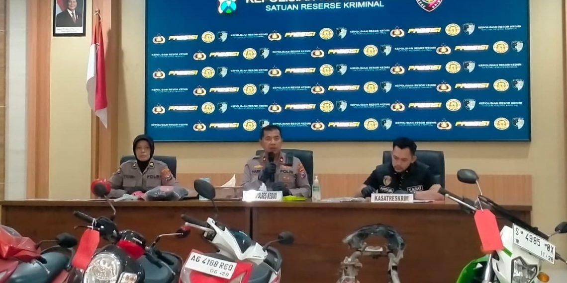 Polres Kediri Ringkus Tiga Pelaku Curanmor dan Pembakar Rumah, Sita Lima Motor dari Tersangka