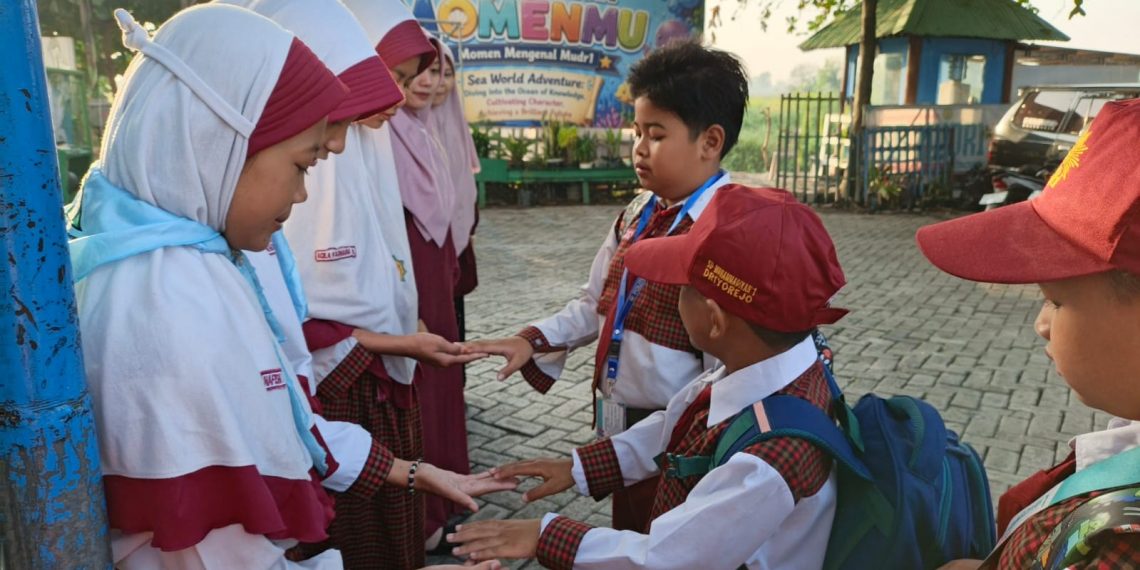 Tanamkan Hidup Sehat Sejak Dini, Tiap Hari SD Muhammadiyah 1 Driyorejo Cek Kebersihan Kuku Siswanya