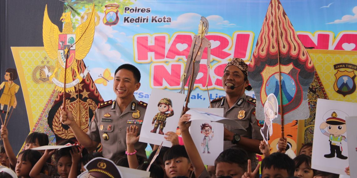 Saat Mapolsek Berubah Jadi Panggung Wayang, Polisi Kediri Kota Semangat Tanamkan Nilai Antibullying kepada Anak-anak
