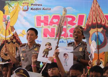 Saat Mapolsek Berubah Jadi Panggung Wayang, Polisi Kediri Kota Semangat Tanamkan Nilai Antibullying kepada Anak-anak