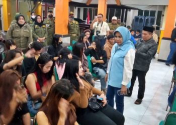 Wabup Mimik Razia Tempat Karaoke Eks Tol Jabon, Puluhan Pemandu Lagu dan Ratusan Botol Miras Berhasil Diamankan