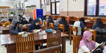 Liburan Sekolah, Pelajar Sidoarjo Ramai-Ramai Baca Buku di Perpustakaan