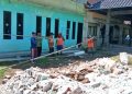 Belum Genap Sebulan Jabat Kades, Mustajib Rehab Balai Desa Trompoasri