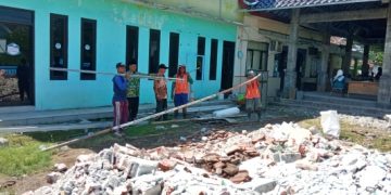 Belum Genap Sebulan Jabat Kades, Mustajib Rehab Balai Desa Trompoasri