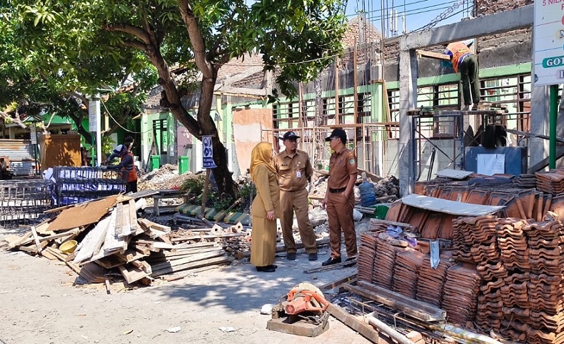 Dinas Dikbud Sidoarjo Lakukan Monev Proyek Rehabilitasi Ruang Kelas SDN Sidokerto